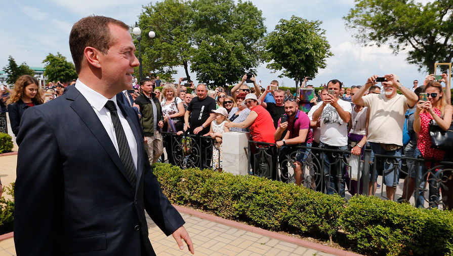 Премьер-министр РФ Дмитрий Медведев на одной из улиц Феодосии 23 мая 2016 года