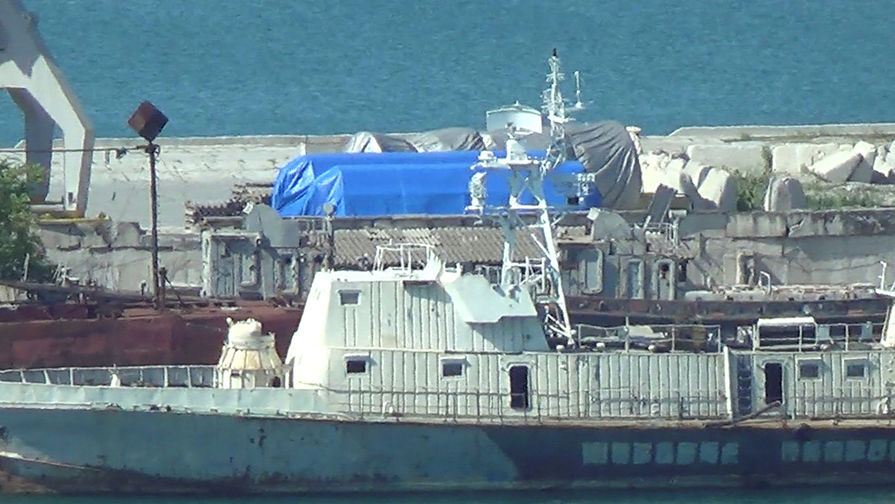 Накрытое брезентом оборудование в порту Феодосии в Крыму, 11 июля 2017 года. Скриншот из видеозаписи
