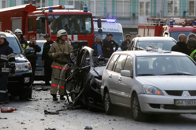 Следственные действия на месте взрыва автомобиля в центре Киева, 8 сентября 2017 года