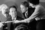1967 год. Иосиф Кобзон (второй слева) и почитатели его таланта