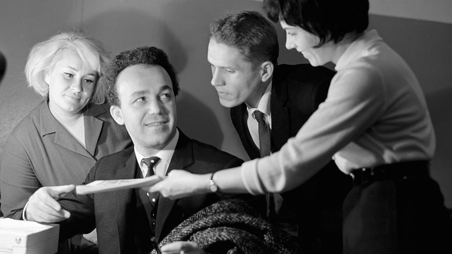 1967 год. Иосиф Кобзон (второй слева) и почитатели его таланта