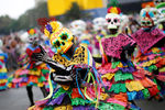 Участники парада в честь Дня мёртвых на центральных улицах Мехико