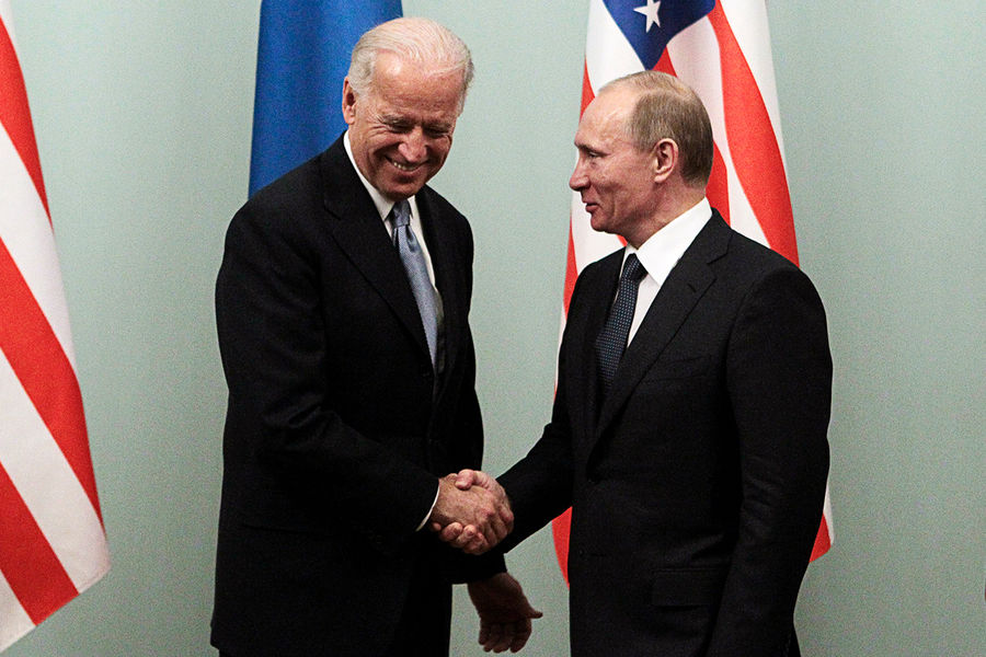 Владимир Путин и Джо Байден во время встречи, 2011 год