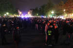 Парижане, которые собрались на площади Республики в центре города в знак протеста против переизбрания Эммануэля Макрона, 24 апреля 2022 года