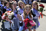 Выпускники на празднике «Последний звонок» в гимназии № 2 во Владивостоке
