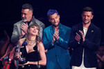 Певица Тейлор Свифт и бывшие солисты группы NSYNC Джоуи Фатон, Лэнс Бас и Джастин Тимберлейк на церемонии вручения наград MTV Video Music Awards 2023, 13 сентября 2023 года 