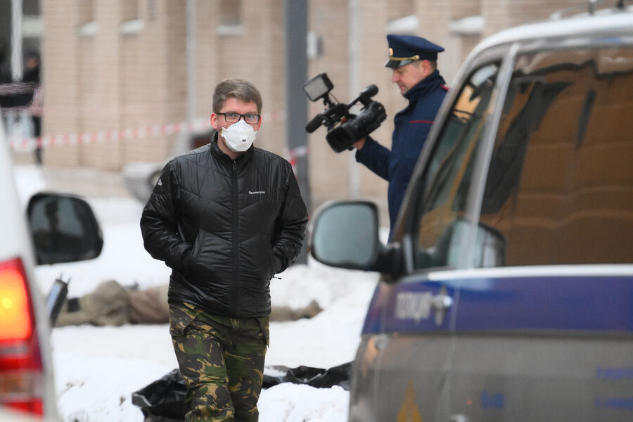 Сотрудники спецслужб на&nbsp;месте взрыва около&nbsp;жилого дома на&nbsp;Рязанском проспекте, 17&nbsp;декабря 2024&nbsp;года