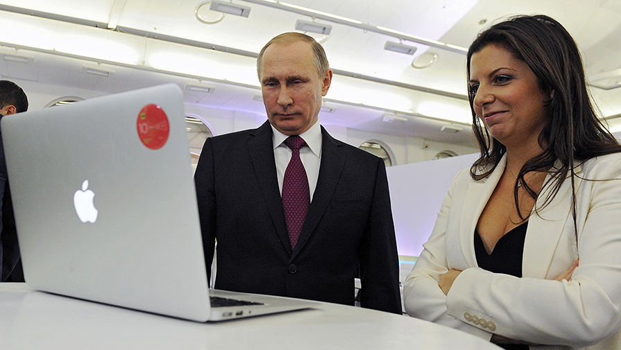 Президент Владимир Путин и главред RT Маргарита Симоньян на выставке в Москве, 2015 год