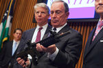 Майкл Блумберг с конфискованным оружием на пресс-конференции в Нью-Йорке, 2012 год