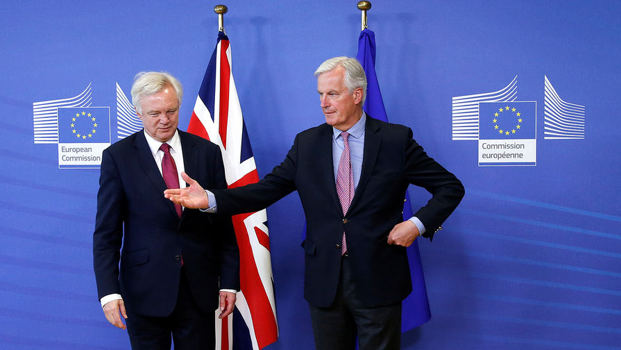 Министр по выходу Великобритании из Европейского союза Дэвид Дэвис (слева) и главный переговорщик ЕС по вопросам Brexit Мишель Барнье (справа)