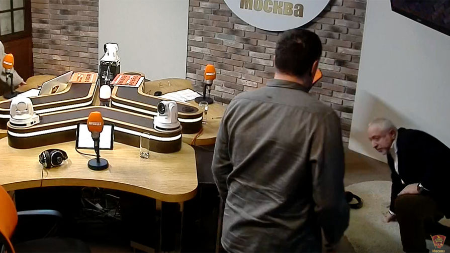 Журналисты Максим Шевченко и Николай Сванидзе во время драки в прямом эфире на радиостанции «Комсомольская правда», 30 января 2018 года