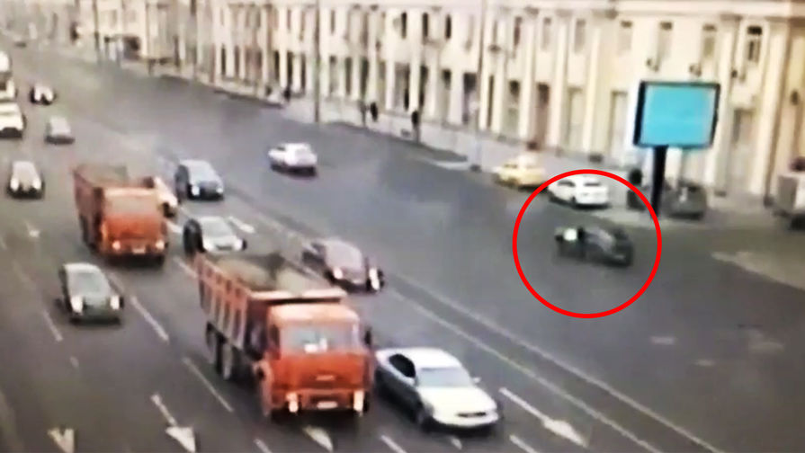 Нетрезвый водитель на огромной скорости прокатил зацепившегося за дверь инспектора ГИБДД в Москве (кадр из видео)