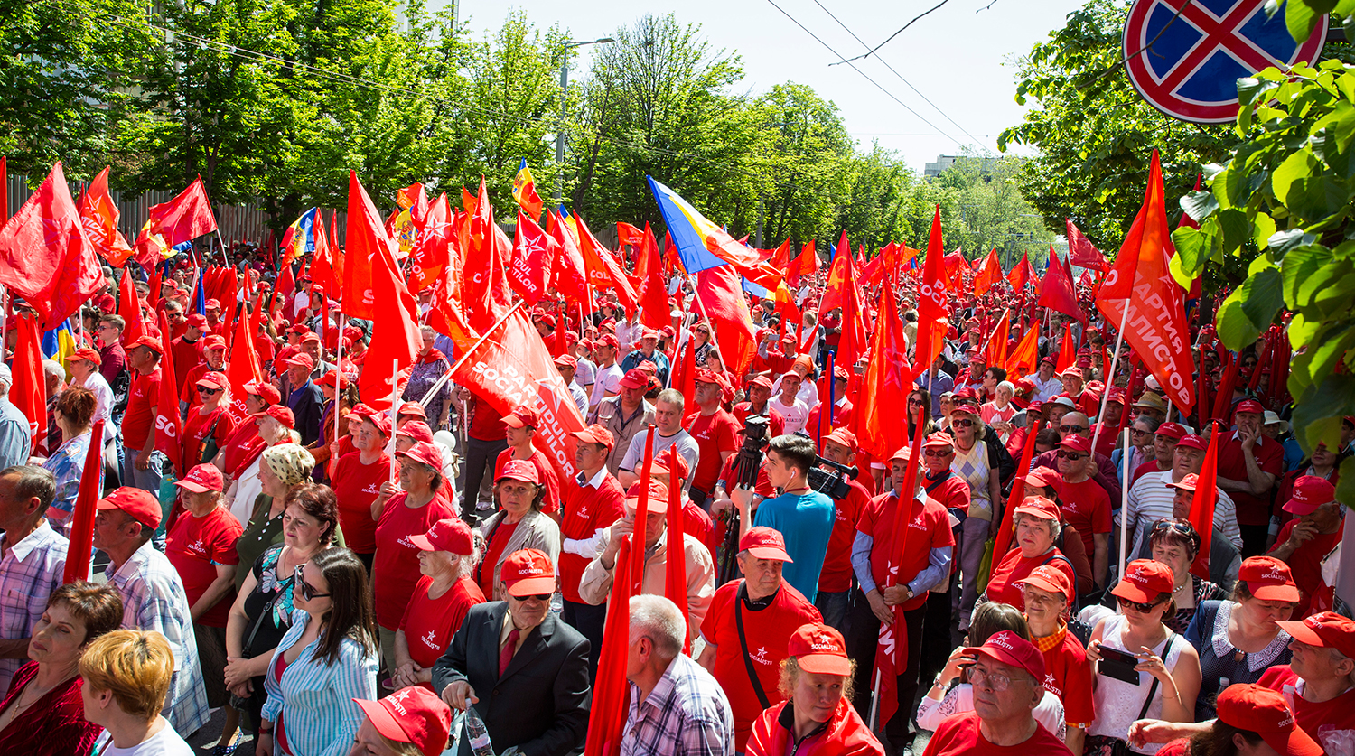 Участники первомайской демонстрации в Кишиневе, Молдавия, 1 мая 2018 года