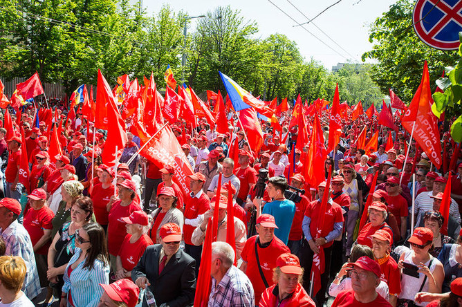 Участники первомайской демонстрации в Кишиневе, Молдавия, 1 мая 2018 года