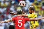 Слева направо: Джон Стоунз (Англия) и Ола Тойвонен (Швеция) в матче 1/4 финала чемпионата мира по футболу между сборными Швеции и Англии