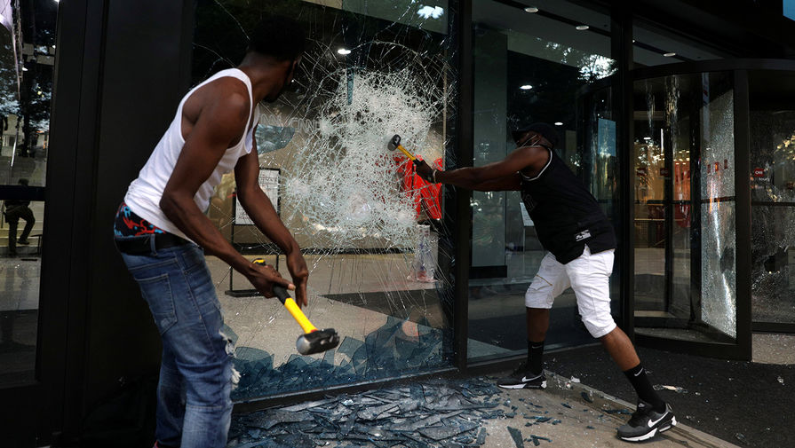 Во время беспорядков у штаб-квартиры CNN в Атланте, США, 30 мая 2020 года