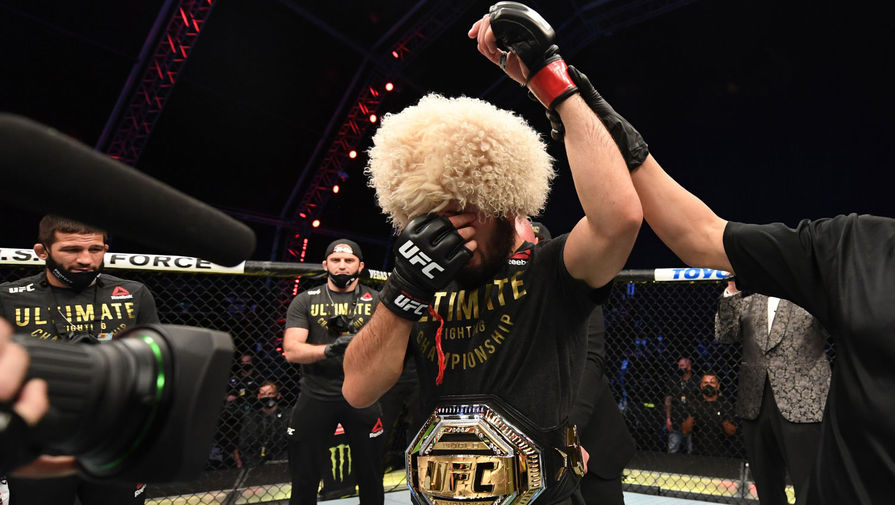 Судья присуждает победу Хабибу Нурмагомедову (Россия) в бою за титул чемпиона Абсолютного бойцовского чемпионата (UFC) в легком весе, 24 октября 2020 года