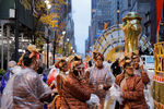 Участники традиционного парада Macy's на День благодарения в Нью-Йорке, 27 ноября 2020 года