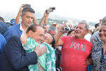 Бывший премьер-министр Италии Сильвио Берлускони общается с жителями Ялты во время прогулки по набережной, 2015 год