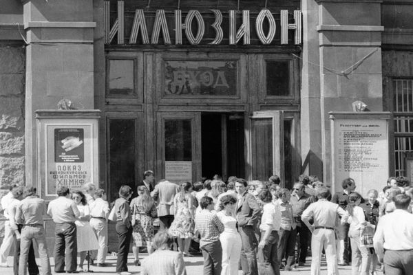 Жители Москвы стоят у входа в кинотеатр «Иллюзион», 1981 год