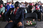 Мужчина в ожидании своей второй половинки перед массовой церемонией бракосочетания, в которой приняла участие 661 пара, Несауалькойотль, Мексика, 14 февраля 2022 года