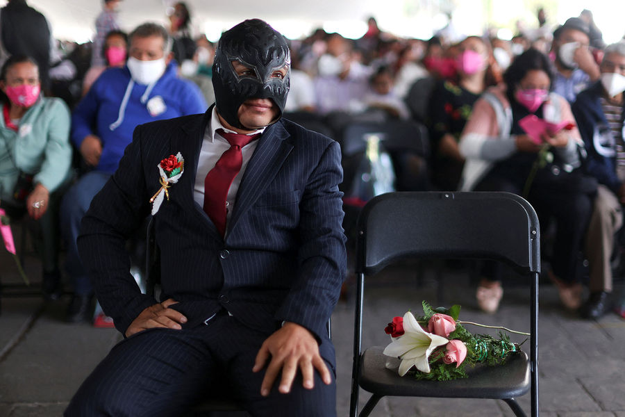 Мужчина в&nbsp;ожидании своей второй половинки перед&nbsp;массовой церемонией бракосочетания, в&nbsp;которой приняла участие 661&nbsp;пара, Несауалькойотль, Мексика, 14&nbsp;февраля 2022&nbsp;года