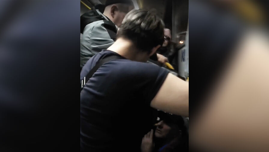 В Кузбассе кондуктор оскорбила пенсионера и избила его ногами в автобусе