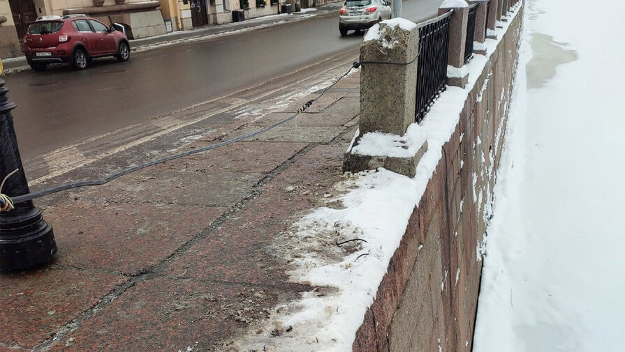 Историческое ограждение пропало после ДТП у Фонтанки в Петербурге