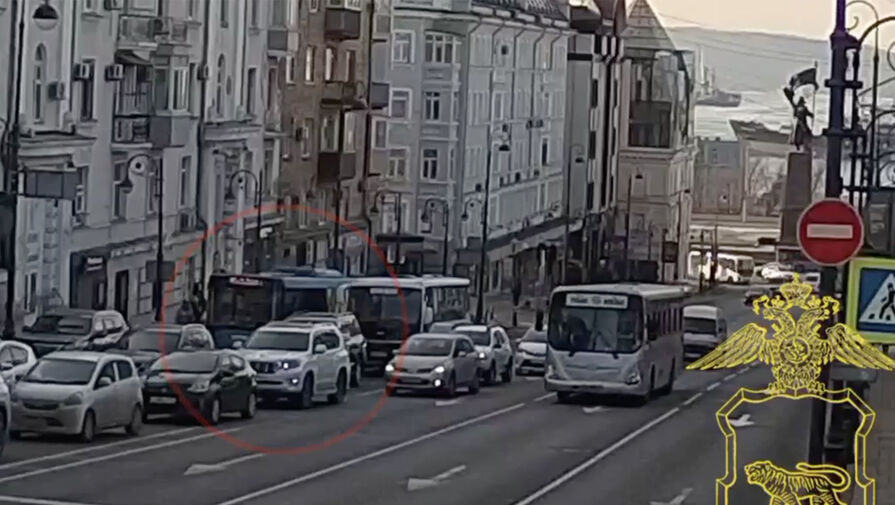 Появилось видео момента ДТП, в котором автобус врезался в здание суда во Владивостоке