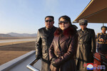 Лидер Северной Кореи Ким Чен Ын и его дочь на авиапараде в День авиации в КНДР, 30 ноября 2023 года