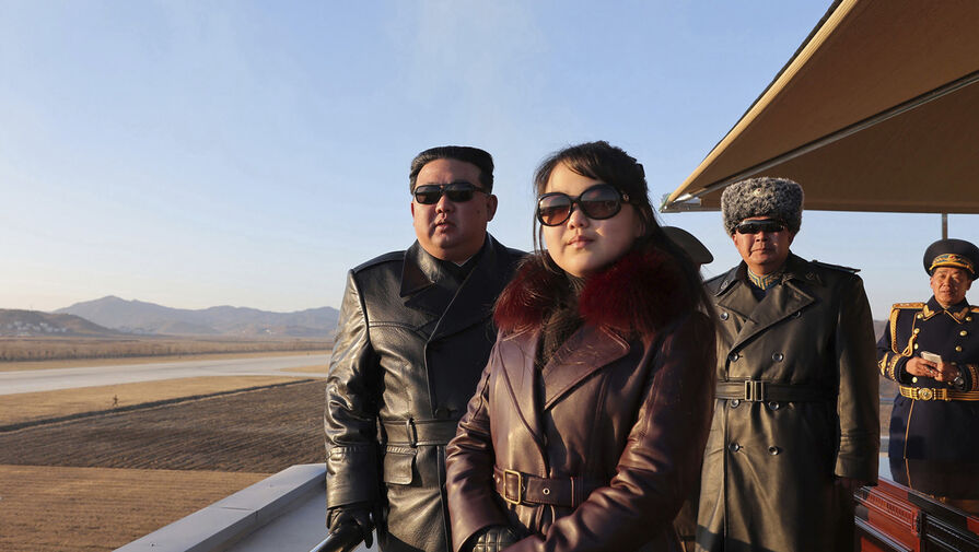 Ким Чен Ын с дочерью приняли участие в церемонии открытия новой улицы в Пхеньяне