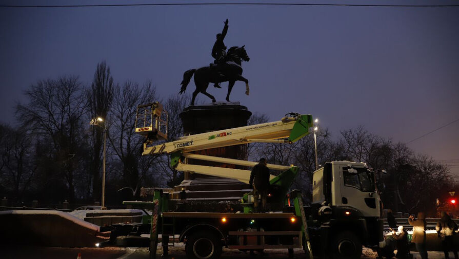 В центре Киева демонтируют памятник Николаю Щорсу
