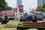Люди приветствуют кортеж президента РФ Владимира Путина на улице в Пхеньяне, 19 июня 2024 года