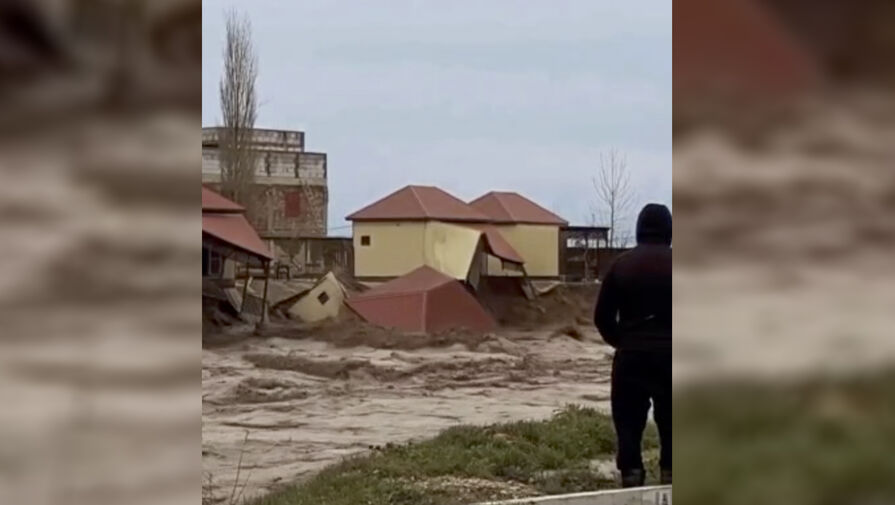 В дагестанском Манасе сняли на видео, как базу отдыха смыло и унесло в море