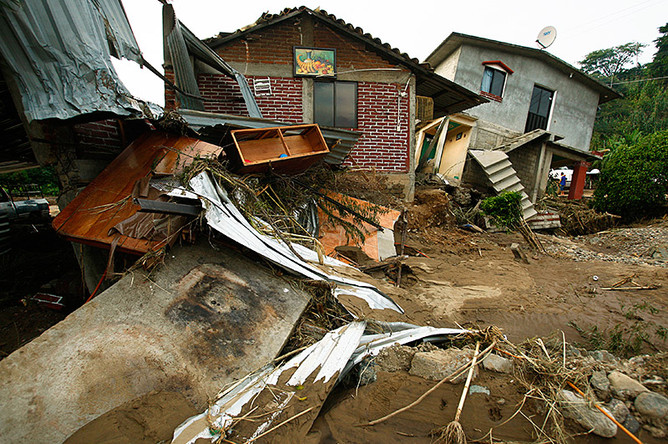 Число жертв наводнений и схода селевых потоков, вызванных ураганом «Ингрид» и тропическим штормом «Мануэль», достигло 80 человек. 