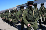 Военнослужащие в форме без опознавательных знаков у военной базы в селе Перевальное в Крыму 