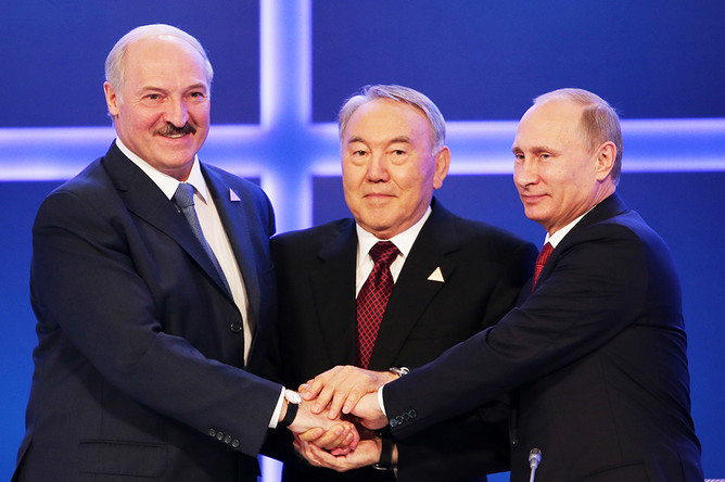 Александр Лукашенко, Нурсултан Назарбаев и Владимир Путин после подписания соглашения о создании Евразийского экономического союза