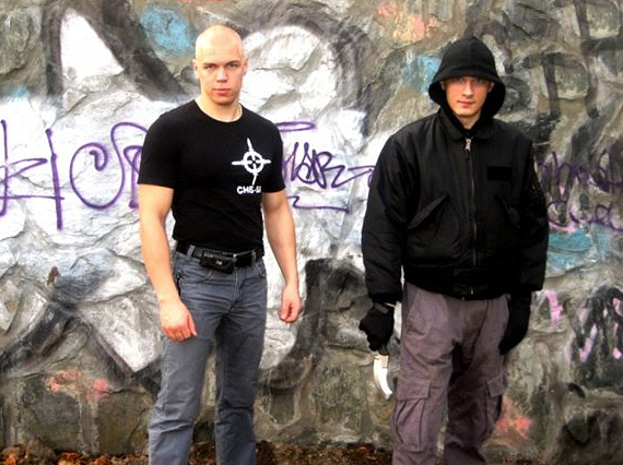 Блогер Владимир Федорович признался в создании банды и убийствах (справа в капюшоне)