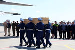 Во время церемонии проводов самолета с телами погибших пассажиров Boeing 777 «Малайзийских авиалиний» в аэропорту Харькова