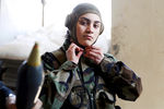 Член женского батальона, который является частью сирийской армии в пригороде Дамаска