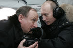 Директор ФСБ Николай Патрушев и президент России Владимир Путин во время перелета из Дагестана, 2008 год