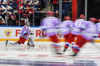 Вратарь сборной России Василий Кошечкин (слева) перед матчем с командой Канады