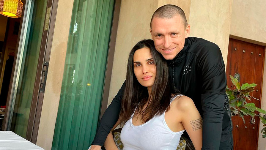 Экс-жена Мамаева через Instagram потребовала у футболиста купить одежду дочке