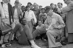 Тренер Билл Мангер из USF осматривает поврежденную во время соревнований ногу Билла Рассела, Сан-Франциско, 1956 год