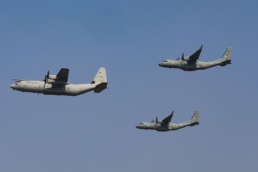 Самолеты Lockheed c-130j super Hercules (слева) и CASA 295&nbsp;на&nbsp;международной выставке Aero India 2025&nbsp;на&nbsp;территории военно-воздушной базы Yelahanka в&nbsp;Бангалоре