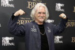 <b>Билли Коннолли</b>
<br><br>
Шотландский комик, актер и музыкант Билли Коннолли узнал о своем диагнозе в 2013 году, когда ему было 70 лет. Поводом для визита к врачу стал неожиданный разговор с незнакомцем в гостиничном лобби — последний обратил внимание на странную походку звезды и посоветовал пройти обследование. Конноли поставили начальную стадию болезни Паркинсона, после чего он еще некоторое время продолжал сниматься и выступать, а в 2018 году объявил о завершении карьеры. Сегодня артист открыто делится своими переживаниями и говорит о том, как сложно смириться с тем, что болезнь не отступит. В одном из <a href=