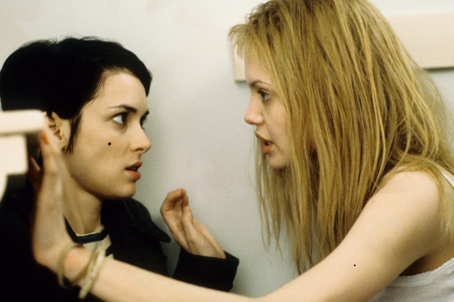 <b>«Прерванная жизнь» (1999)</b>
<br><br>
Здесь Анджелина Джоли выступила дуэтом с&nbsp;Вайноной Райдер, сыгравшей главную роль &mdash; девушки Сюзанны, попавшей в&nbsp;психиатрическую клинику после неудачной попытки самоубийства.
