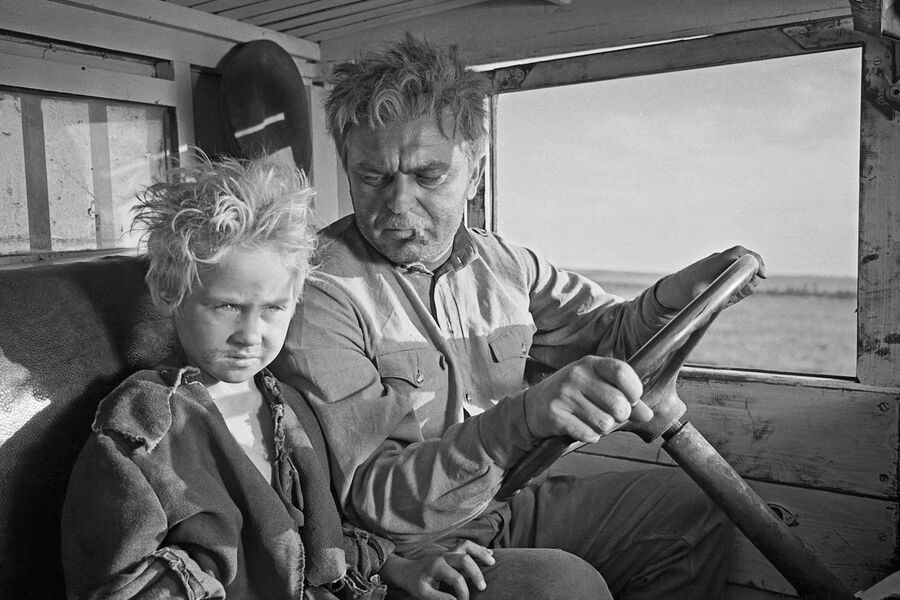 <b>«Судьба человека» (1959, актер и режиссер)</b>
<br><br>
Фильм по&nbsp;одноименному рассказу Михаила Шолохова стал режиссерским дебютом Бондарчука. Он же исполнил в&nbsp;нем главную роль &mdash; шофера Андрея Соколова, который в&nbsp;1942 году получает контузию и попадает в&nbsp;плен. Пережив ужас концлагеря, избежав расстрела, он бежит. Ему суждено пройти войну, потерять всех близких и уже в&nbsp;мирное время встретить мальчика Ванюшку, оставшегося сиротой. Соколов называет себя его отцом &mdash; осиротевшие мужчина и мальчик становятся семьей.
