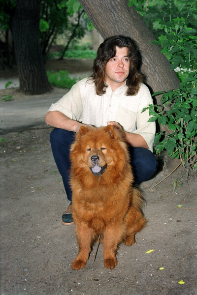 <b>Евгений Белоусов, скончался в 32 года</b>
<br><br>
Близкие певца утверждают, впрочем, что певец лежал в больнице не из-за инсульта, а из-за острого панкреатита, развившегося на фоне злоупотребления алкоголем. Тогда как директор артиста убежден, что тот умер, поскольку самовольно выдернул в больнице капельницу, чтобы сходить покурить, — а вернувшись, неправильно вернул иглу на место и занес пузырек воздуха.