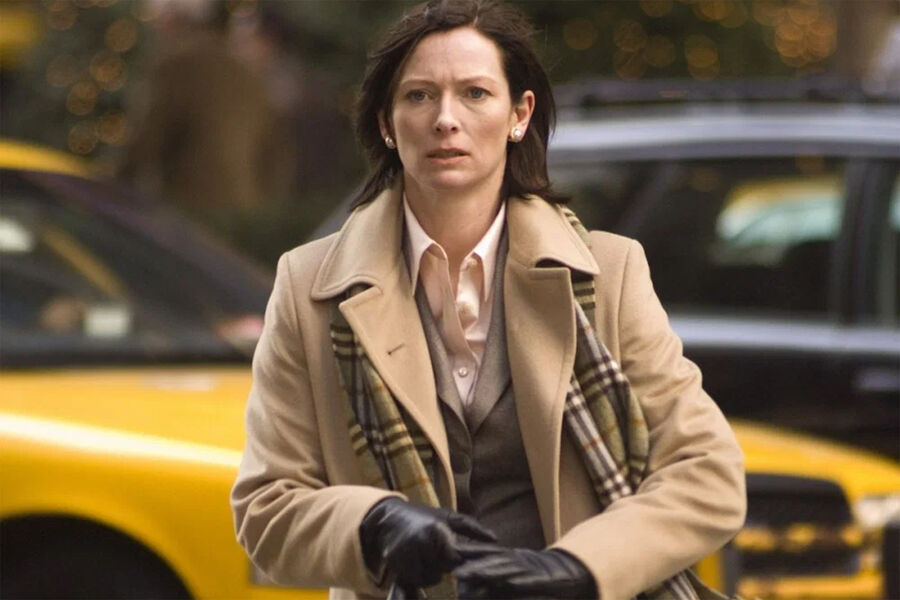 <b>&laquo;Майкл Клейтон&raquo; (2007)</b>
<br><Br>
Главный герой триллера Тони Гилроя &mdash; нью-йоркский юрист Майкл Клейтон (Джордж Клуни) &ndash; оказывается в&nbsp;эпицентре корпоративного скандала, который грозит разрушить его карьеру и жизнь. Противницей Клейтона становится Карен Краудер (Тильда Суинтон) &mdash; хладнокровная и амбициозная топ-менеджер химического концерна, готовая на&nbsp;все, чтобы скрыть преступления своей компании. Именно эта роль второго плана принесла актрисе пока единственный в&nbsp;ее фильмографии &laquo;Оскар&raquo;.
